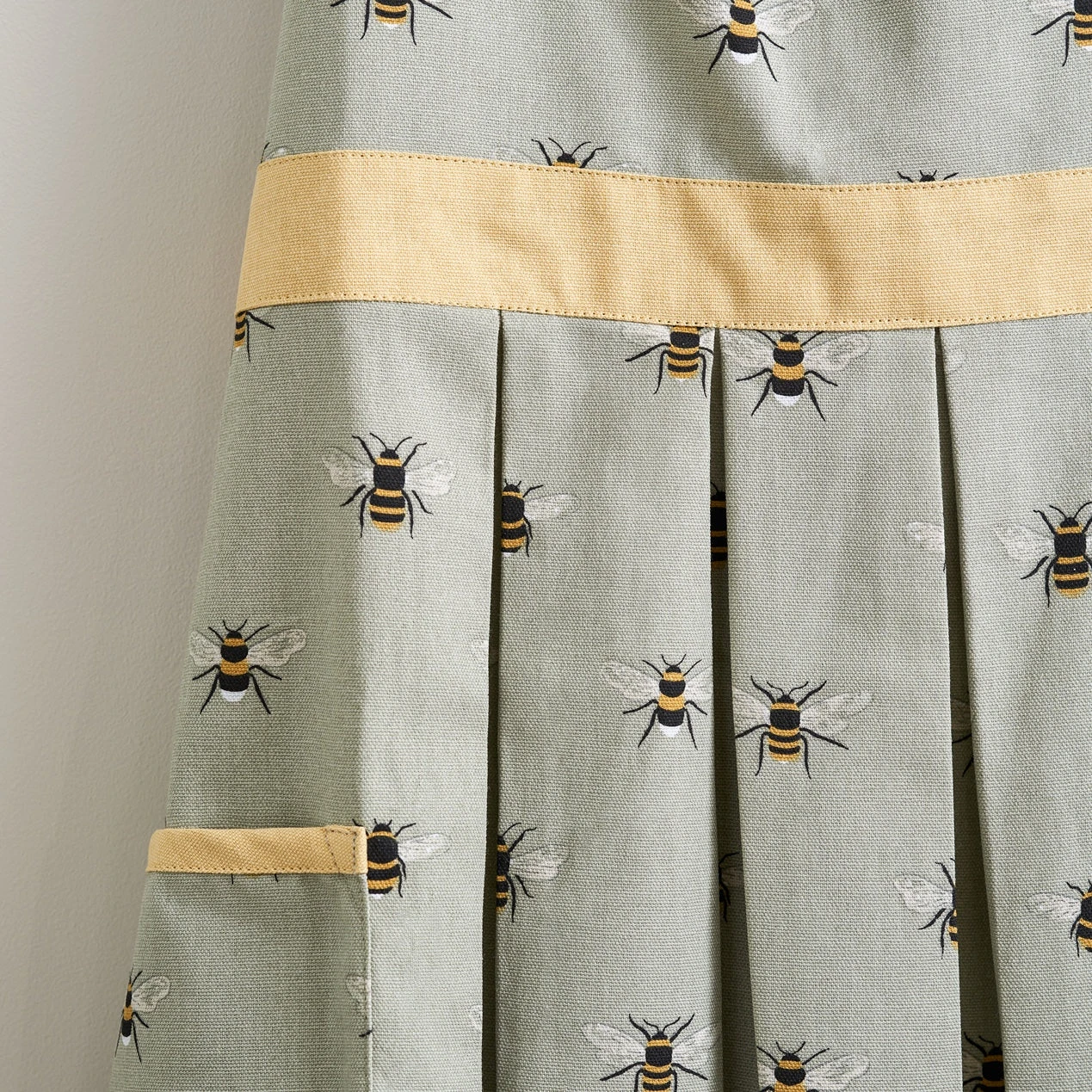 Bees Vintage Apron - Image 2