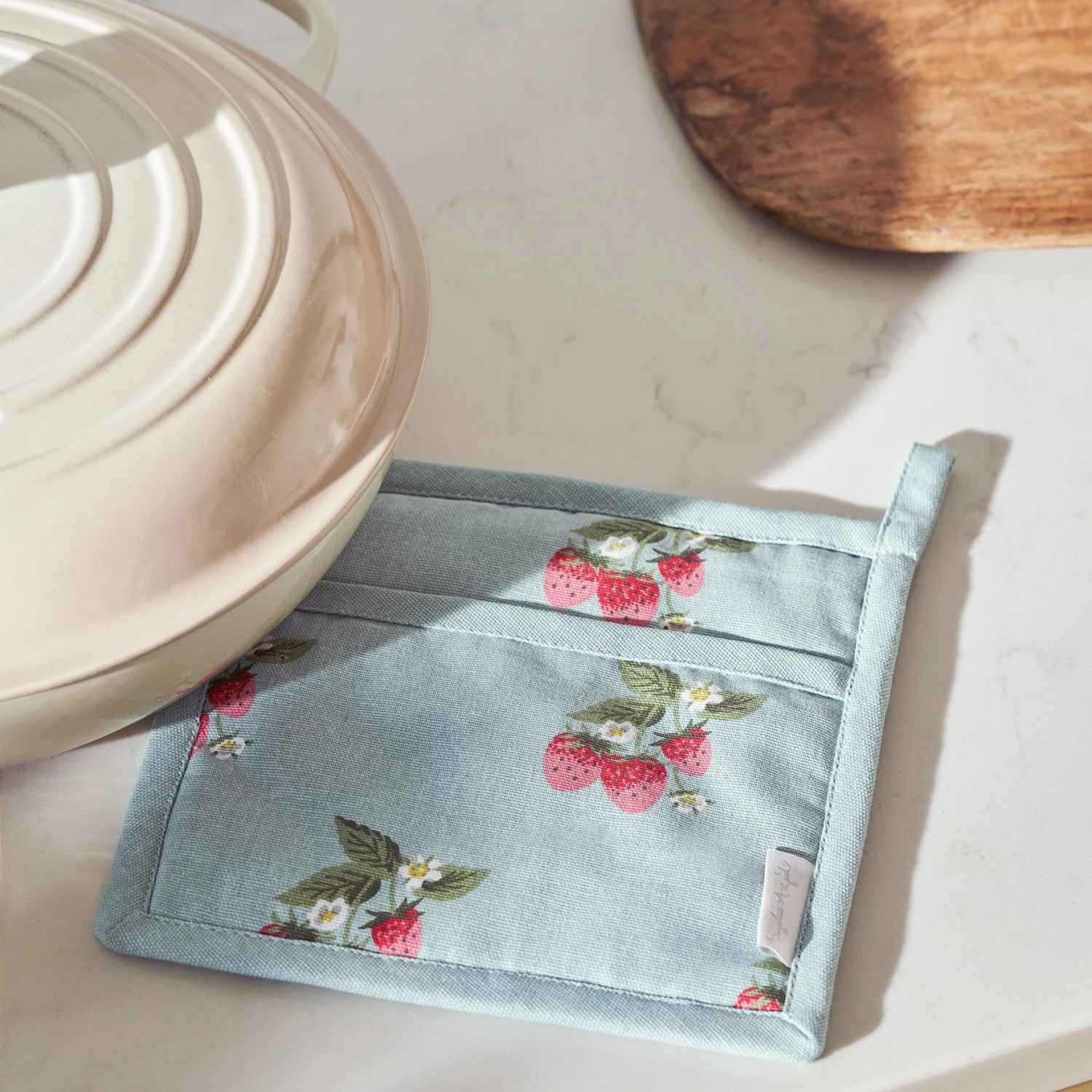 Strawberries Blue Pot Grab