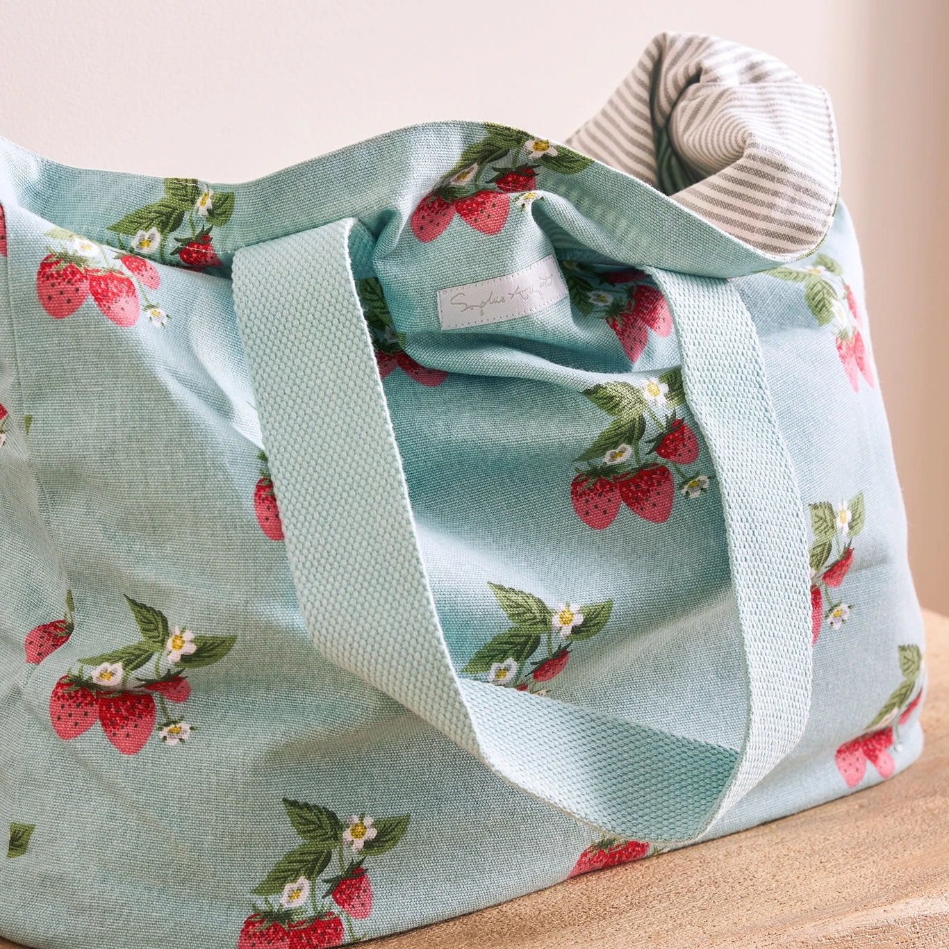 Strawberries Blue Everyday Bag - Image 2