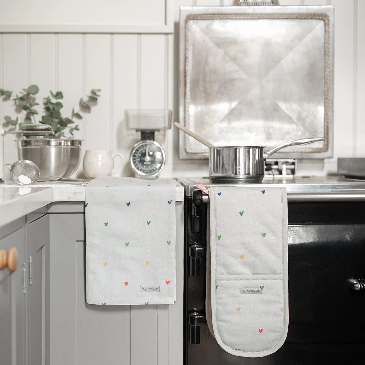 Multicoloured Hearts Double Oven Glove - Image 3