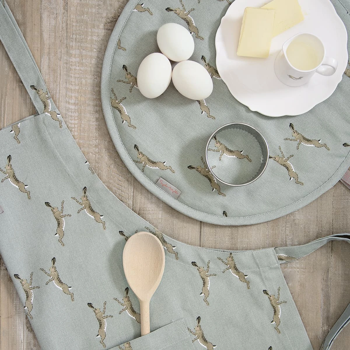 Boxing Hares Circular Hob Cover - Image 2