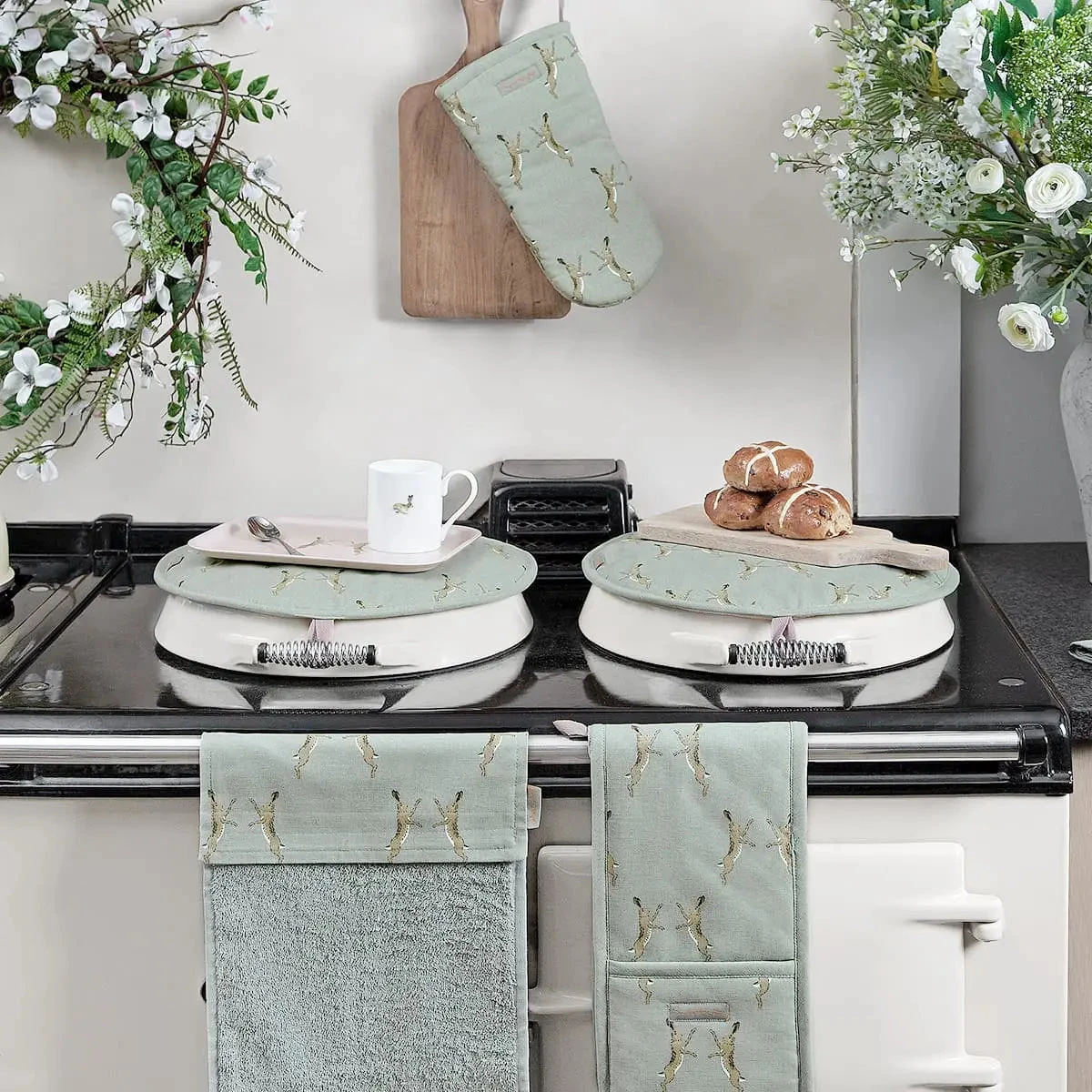 Boxing Hares Circular Hob Cover - Image 3