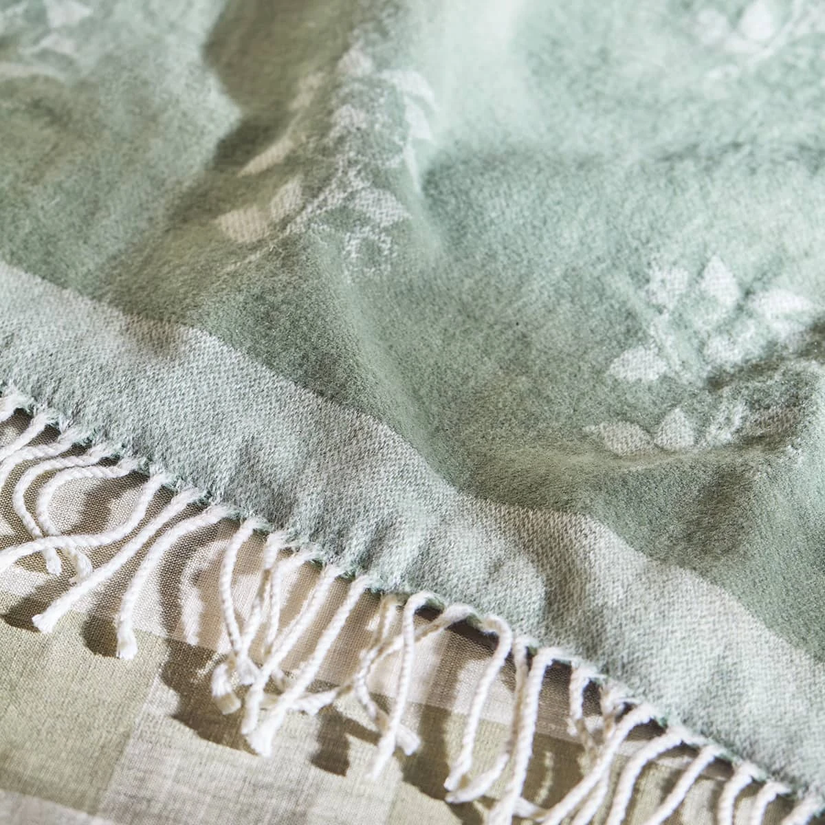 Rose Woven Picnic Blanket - Image 2